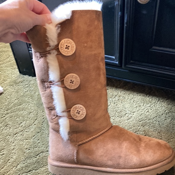 UGGs- three button Bailey chestnut color - Picture 3 of 12